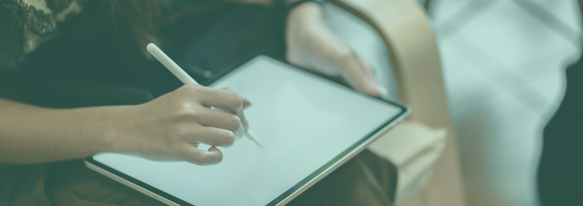 Prise de notes sur tablette pendant un audit juridique