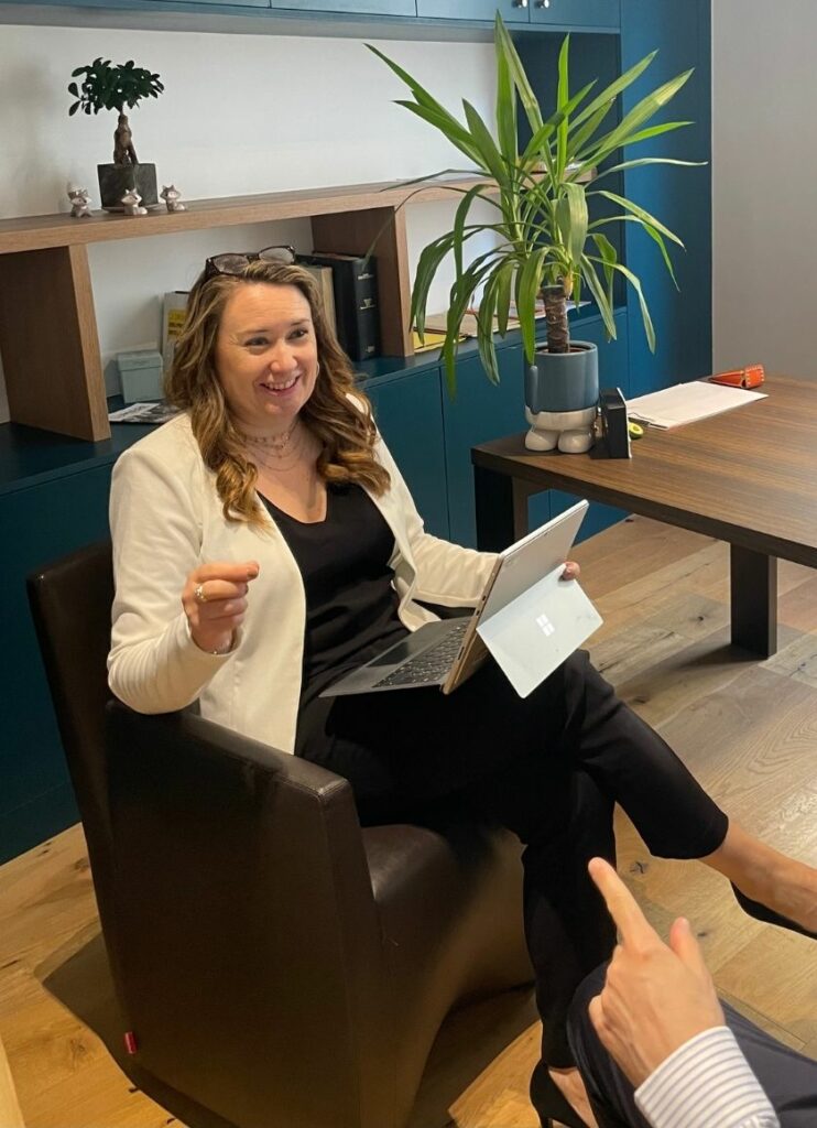 Avocate en rendez-vous avec un client dans son bureau, tenant une tablette