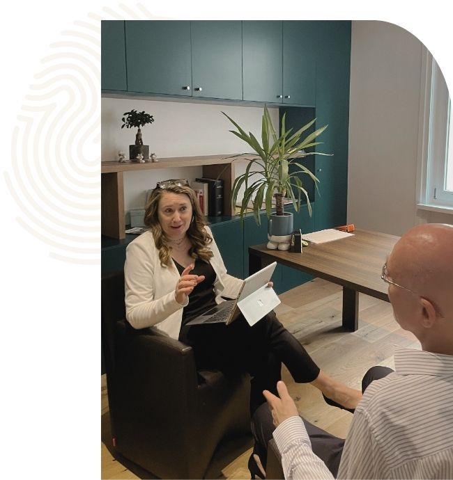 Avocate en entretien avec un client dans un bureau