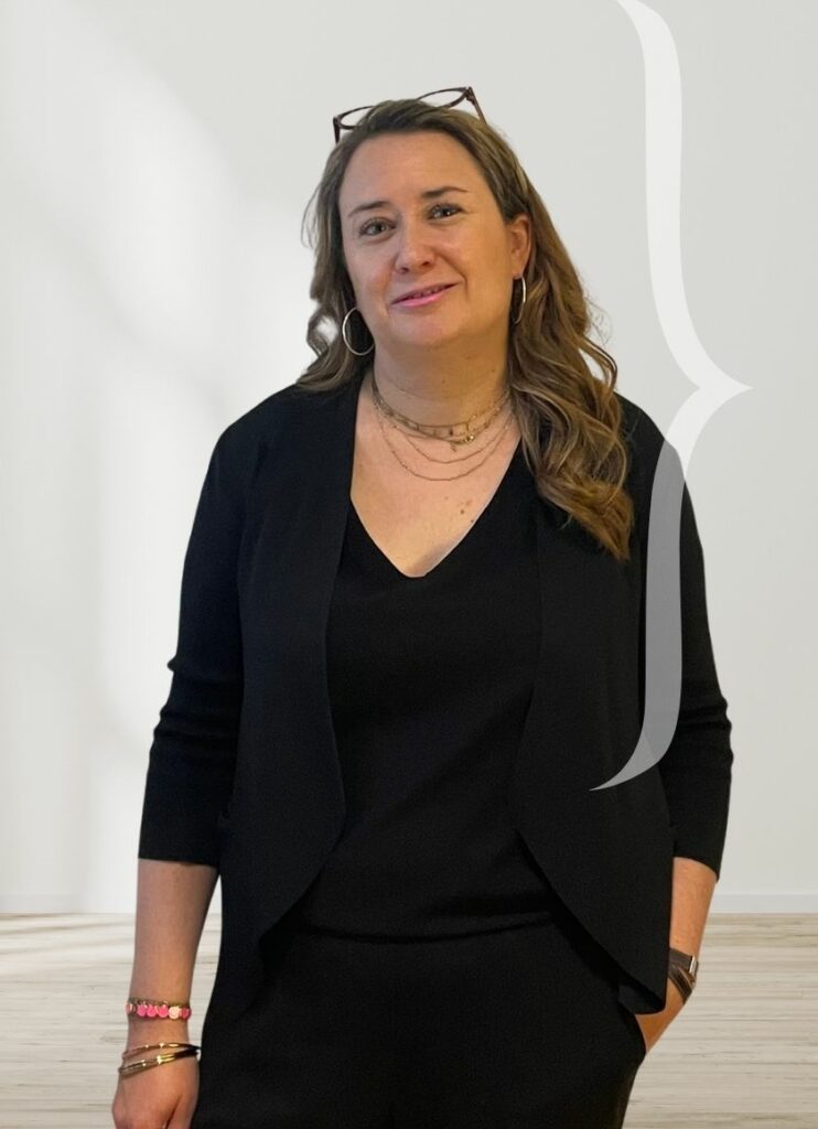 Avocate posant devant une accolade stylisée