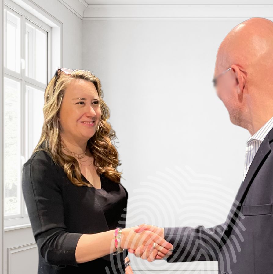 Rencontre client-avocat, poignée de main chaleureuse